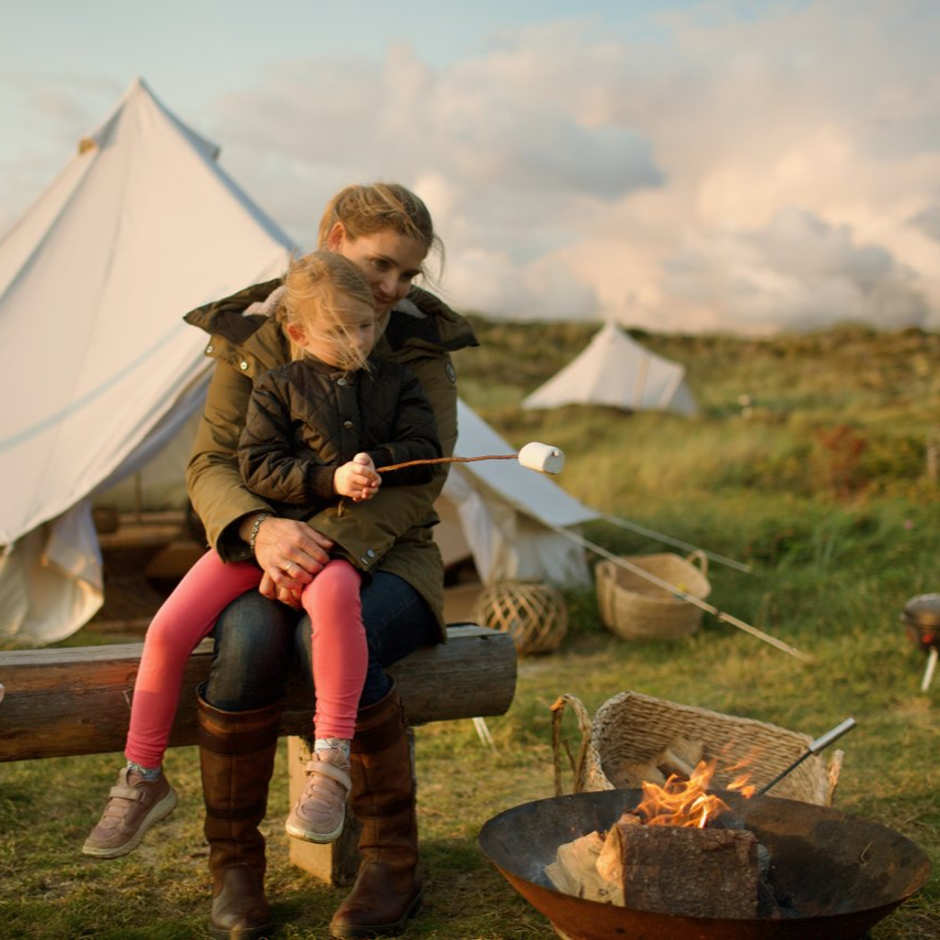 Foto van een tent met een familie